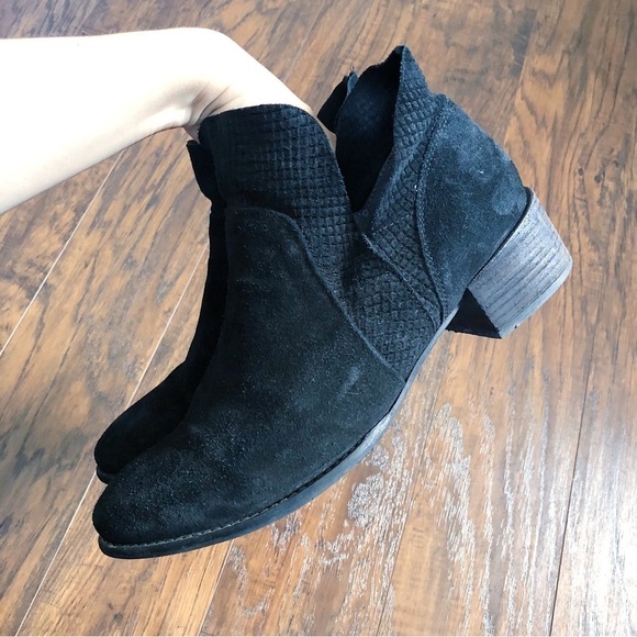 Seychelles • Score Suede V Ankle Booties black leather almond toe low block heel - Picture 8 of 11